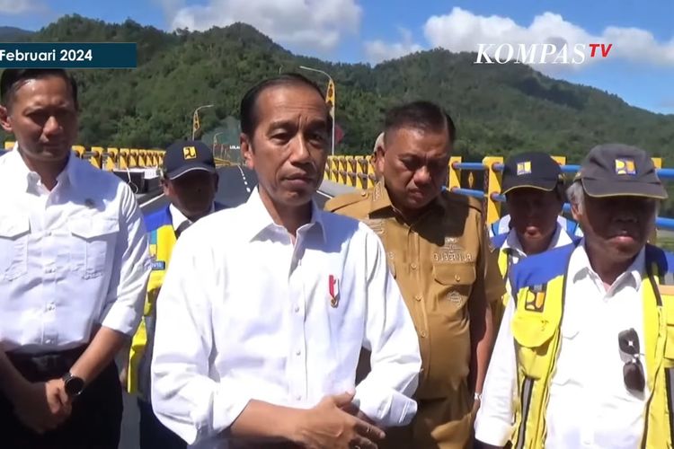 Presiden Jokowi usai meresmikan Bendungan Lolak di Kabupaten Bolaang Mongondow, Sulawesi Utara (Sulut), pada Jumat (23/02/2024).