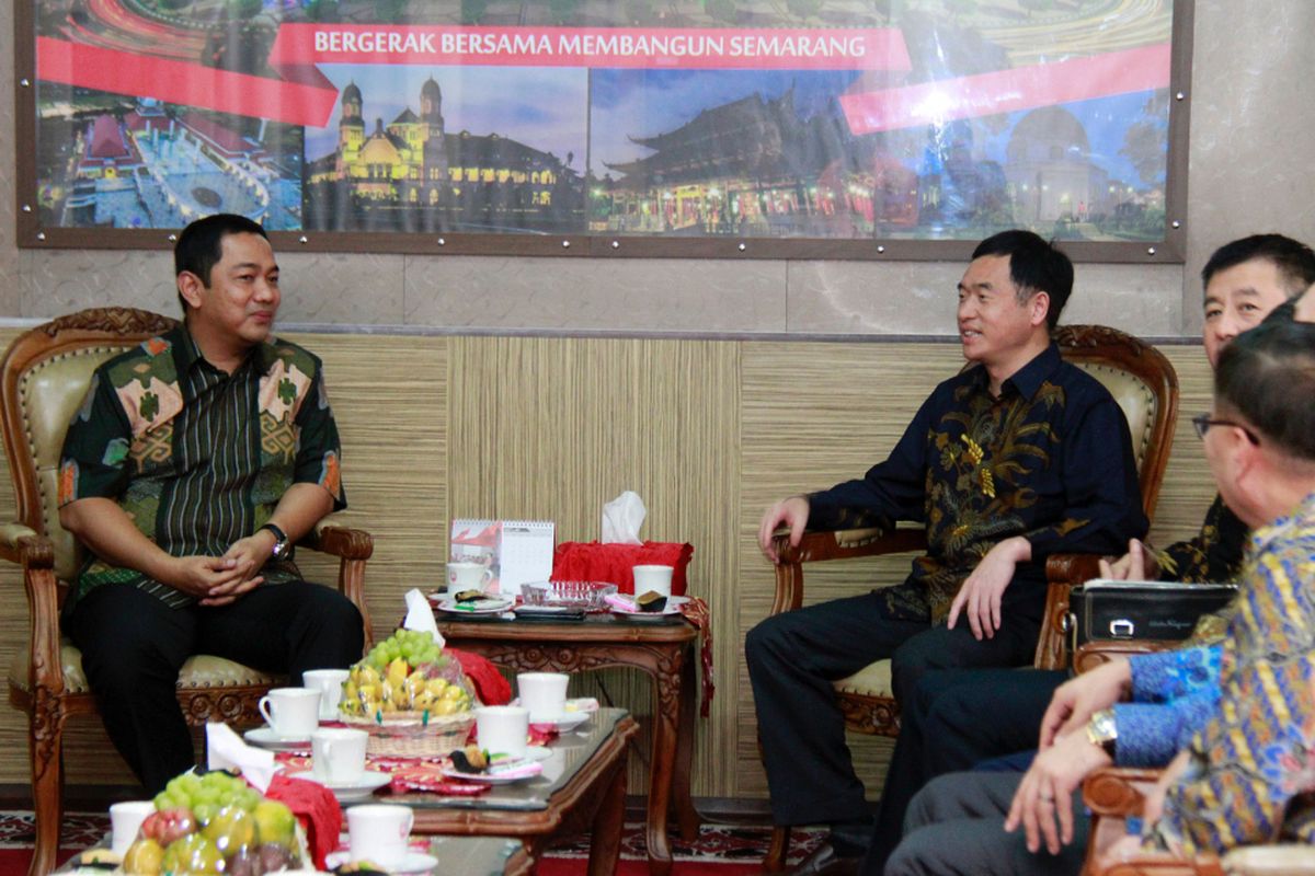 Jianyang City Party Secretary, Yang Xin Qiang membahas peluang kerja sama bidang pariwisata dengan Wali Kota Semarang Hendrar Prihadi di Semarang, Selasa (11/7/2017). Kedua kota memiliki kedekatan sejarah karena tokoh Laksamana Cheng Ho yang pernah singgah di Semarang dan mendirikan Klenteng Sam Po Kong.