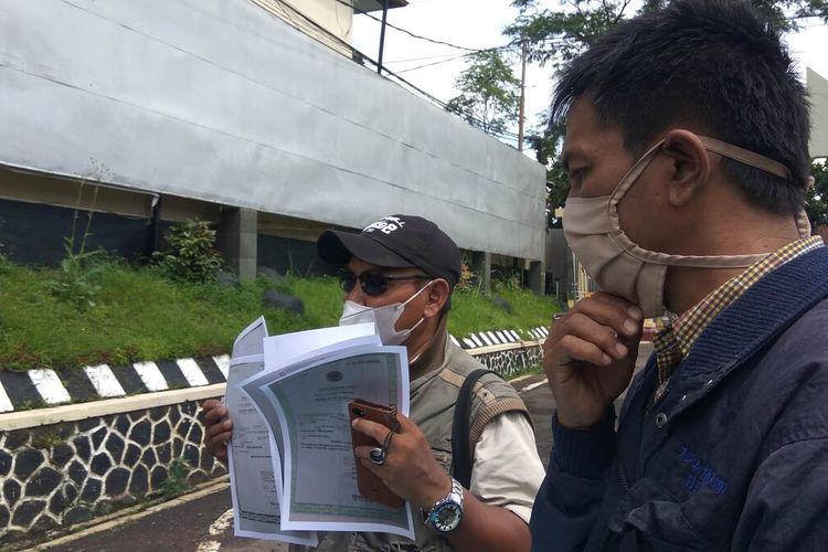 Mamay (kiri) dan Ari (kanan), orangtua yang anaknya mengalami luka lebam di wajah usai mengikuti latihan kepramukaan. Keduanya melapor ke Polres Ciamis, Rabu (12/1/2022), agar hal serupa tidak terjadi lagi