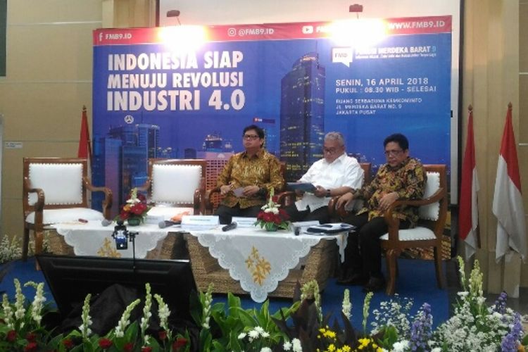 Menteri Perindustrian Airlangga Hartarto menghadiri Forum Merdeka Barat di Gedung Kemenkominfo, Jakarta Pusat, untuk membahas kesiapan Indonesia menuju Revolusi Industri 4.0, Senin (16/4/2018).