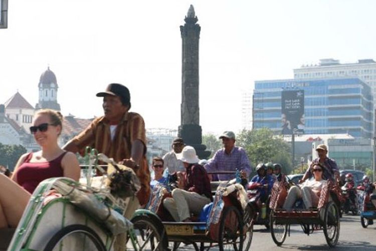 Wisatawan asal Belanda terlihat menikmati City Tour Kota Semarang, Jawa Tengah yang mengambil rute Hotel Santika-Sam Poo Kong, Lawang Sewu, Toko Oen dan Kawasan Kota Lama, Rabu (26/7/2017).