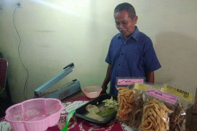 Sandiko ditemui di rumahnya di jalan taman Bhakti, Wonosari, Gunungkidul, Yogyakarta, Menunjukkan cara Membuat Stik Thiwul