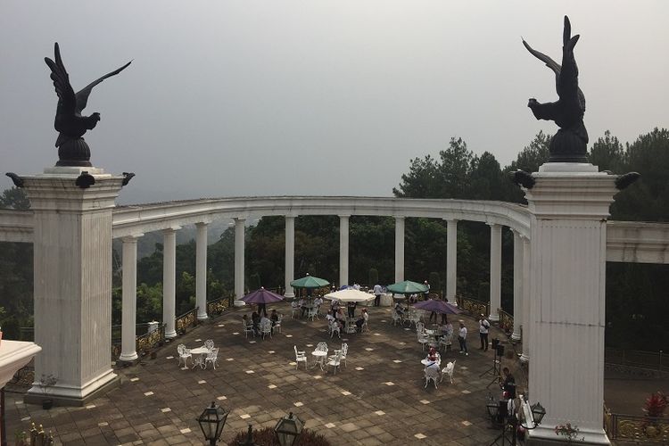 Pillar di Villa Puri Joya yang menghadap langsung ke pemandangan Gunung Salak