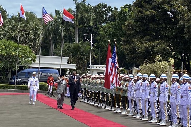 Menteri Pertahanan (Menhan) Prabowo Subianto menerima kunjungan Menhan Amerika Serikat Lloyd J Austin III di Kantor Kementerian Pertahanan, Jakarta, Senin (21/11/2022) siang.