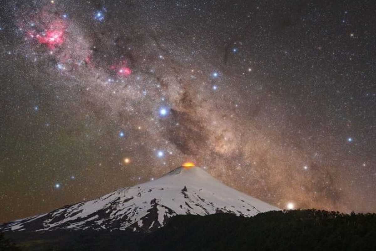 Gunung Berapi dan konstelasi salib selatan oleh Tomas Slovinsky. Dia menangkapnya di Gunung Berapi Villarrica di Chili.


