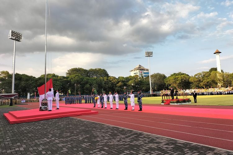 Penurunan bendera Merah Putih saat upacara peringatan Hari Ulang Tahun (HUT) ke-77 Kemerdekaan Republik Indonesia di Stadion Sriwedari, Kota Solo.