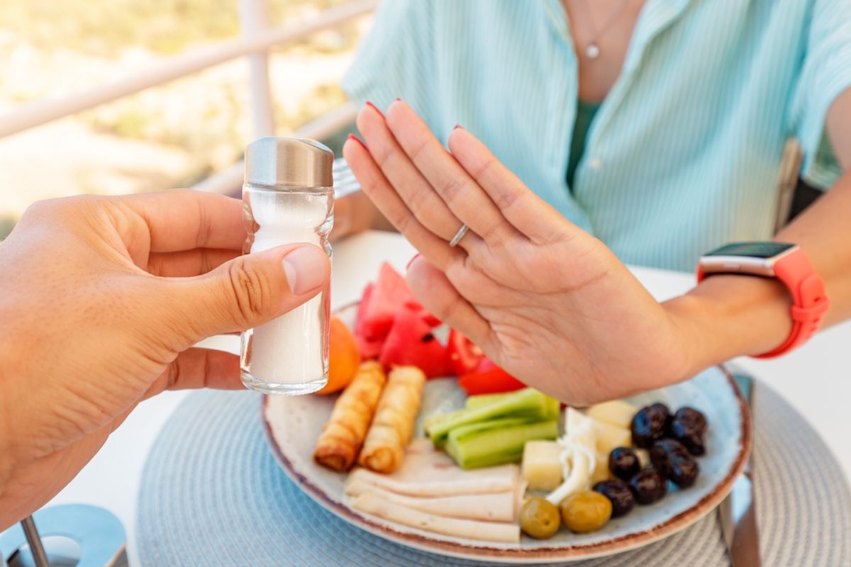 Ilustrasi mengurangi garam. Mengurangi konsumsi garam atau mengonsumsi makanan rendah atau bebas sodium dapat membantu meningkatkan kesehatan jantung.