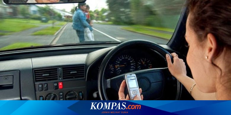 Pahami Kembali Bahaya Bermain Hp Saat Berkendara
