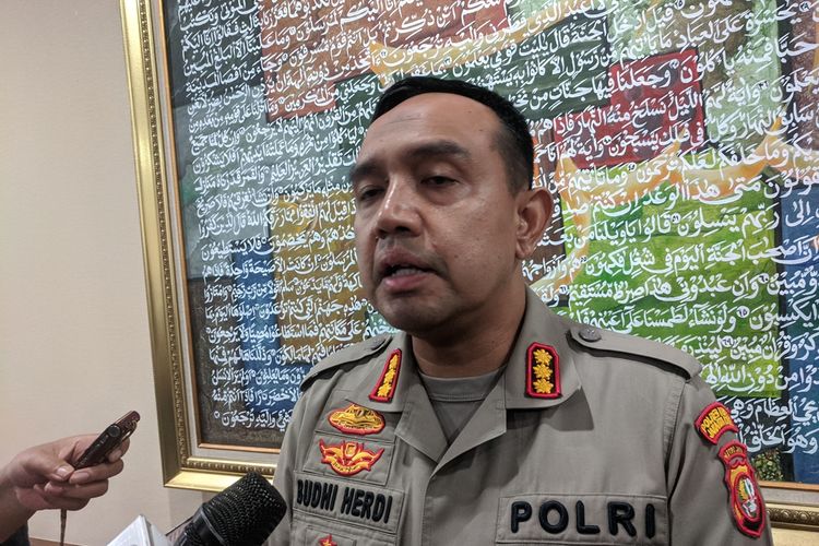 Kapolres Metro Jakarta Utara Kombes Budhi Herdi Susianto memberi keterangan terkait ponsel ilegal dikantornya, Selasa (3/12/2019)