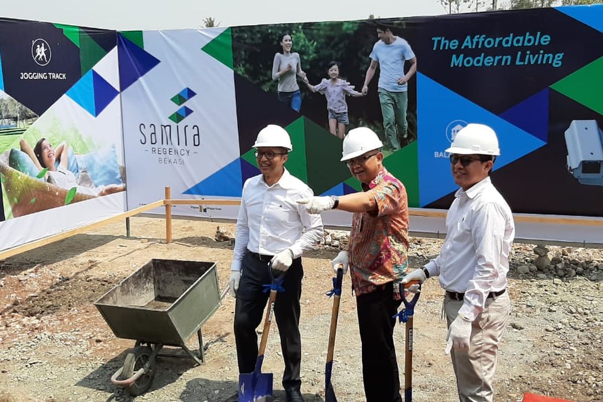 Direktur Triyasa Propertindo Andrie Gotama dan COO Triyasa Propertindo Zaenal Abidin melakukan ground breaking proyek Samira Regency di Bekasi, Rabu (23/10/2019)