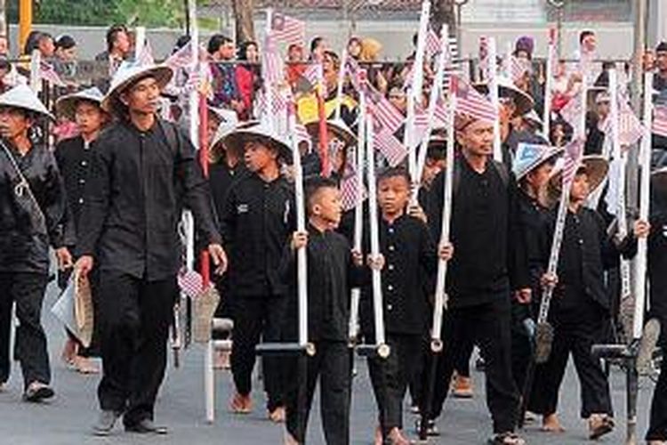 Sebanyak 13 negara di Asia Pasifik ikut memeriahkan Festival Budaya Asia Pasifik 2014 yang digelar Pemerintah Kabupaten Purwakarta, Jawa Barat, Sabtu (30/8/2014). Festival itu dihelat sebagai puncak perayaan hari jadi ke-46 Kabupaten Purwakarta dan 183 tahun Purwakarta sebagai wilayah. Festival dipusatkan di Jalan Jenderal Sudirman, Pasar Juma’ah, menuju Gedung Kembar, Jalan KK Singawinata.