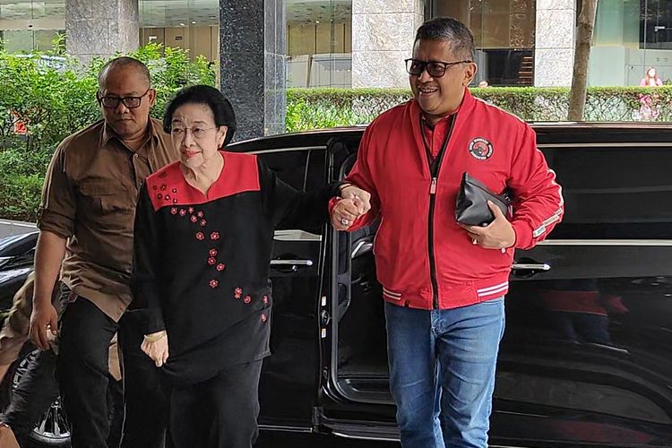 Ketua Umum PDI-P Megawati Soekarnoputri tiba di Gedung High End, Kebon Sirih, Jakarta Pusat, didampingi oleh Sekjen PDI-P Hasto Kristiyanto, Kamis (15/2/2024).