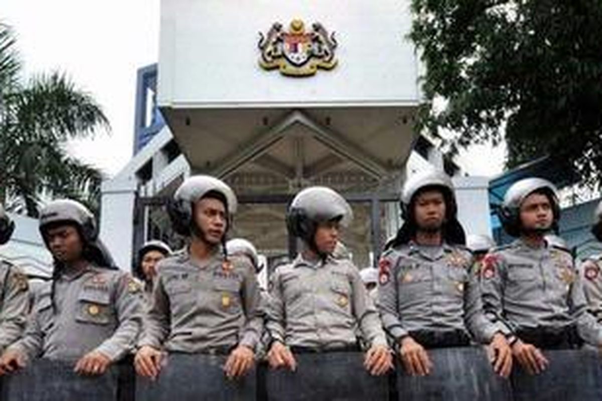 Indonesian anti riot police guard Malaysian embassy as a group of anti-Malaysia protester will hold a demonstration in front of it in Jakarta on August 23, 2010 following the arrest of three Indonesian maritime officers over an apparent border dispute. Indonesia  is highly sensitive about its territorial integrity since losing the tiny islands of Sipadan and Ligitan off the northeastern coast of Borneo disputed since 1969 to Malaysia following a 2002 ruling by the International Court of Justice.