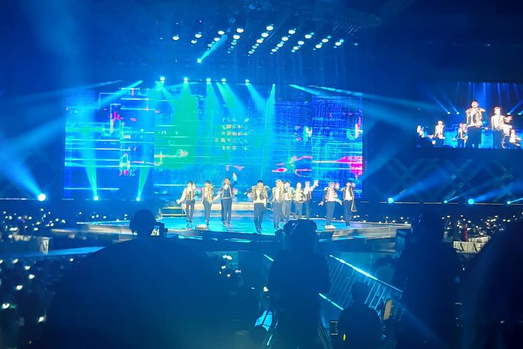 Boy group Korea Selatan menggelar konser bertajuk Super Junior World Tour  - Super Show 9: Road in Jakarta di Indonesia Convention Exhibition (ICE) BSD, Tangerang, Sabtu (17/9/2022).