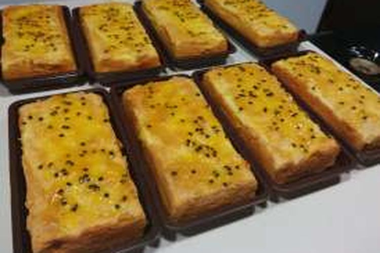 Si kuning brownies markisa produksi Rumah Markisa Noerlen Medan yang menggugah selera.