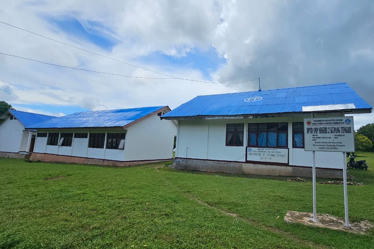 PTPP membantu renovasi bangunan dan penyediaan air bersih di SMPN 2 Kupang Tengah.