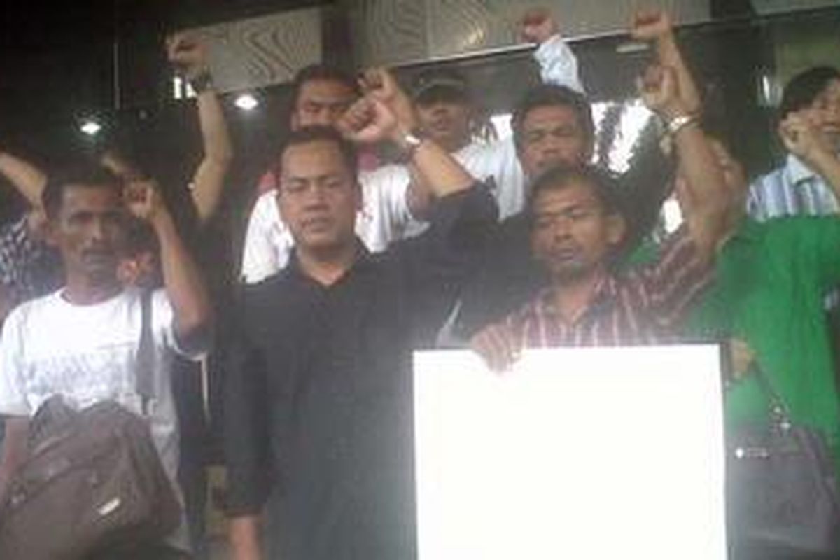 Komisi untuk Orang Hilang dan Korban Tindak Kekerasan (Kontras), bersama para korban tindak kekerasan polisi mendatangi gedung KPK di jalan Rasuna Said, Kuningan, Jakarta Selatan. Minggu (7/10/2012).