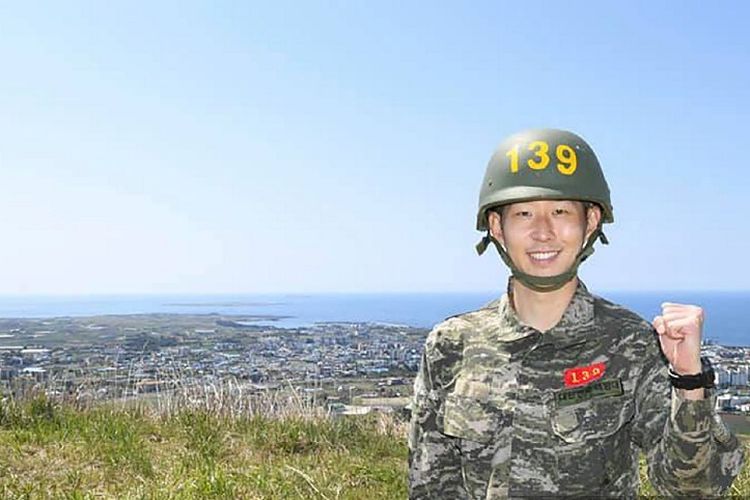 Penyerang Tottenham, Son Heung-min, berpose dengan seragam militer saat ia menjalani wajib militer pada Mei 2020. Son memukau saat mengikuti wamil tersebut.