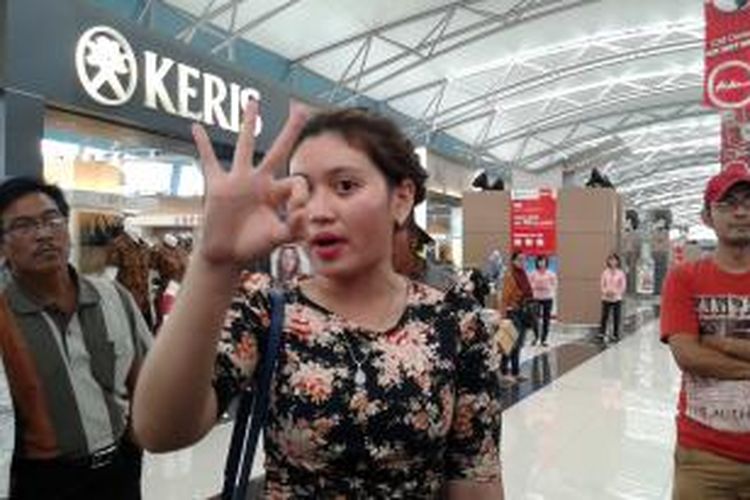 Penumpang Lion Air, Lina Febriani, marah karena dia sudah menunggu selama dua hari belum diberangkatkan dan tidak mendapatkan kompensasi di Terminal 3 Bandara Soekarno-Hatta, Jumat (20/2/2015). Sedangkan penumpang yang berangkat hari ini sudah terlayani semua. 