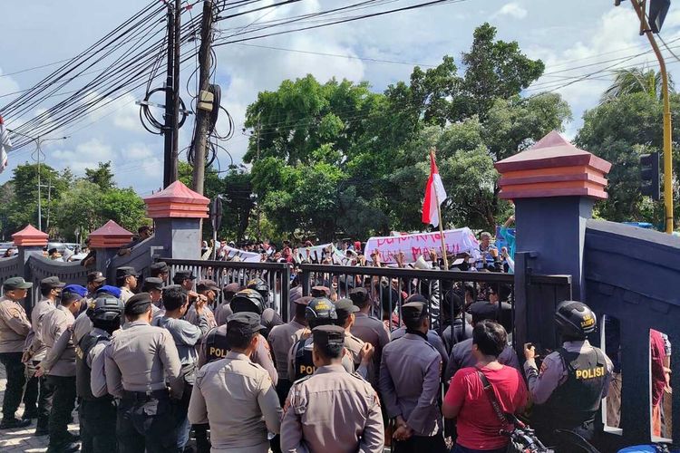 Ratusan warga di Kabupaten Bangkalan, Jawa Timur, berujung rasa di depan kantor Bawaslu Kabupaten Bangkalan, Senin (19/2/2024). Mereka menuntut pemungutan suara ulang karena banyaknya pelanggaran Pemilu 2024.