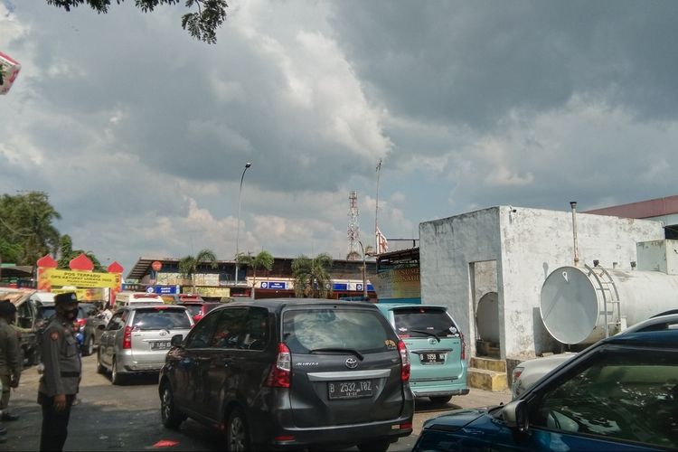 Suasana di Rest Rest Area Kilometer 62B tol Jakarta-Cikampek, Kamis (5/5/2022) siang.