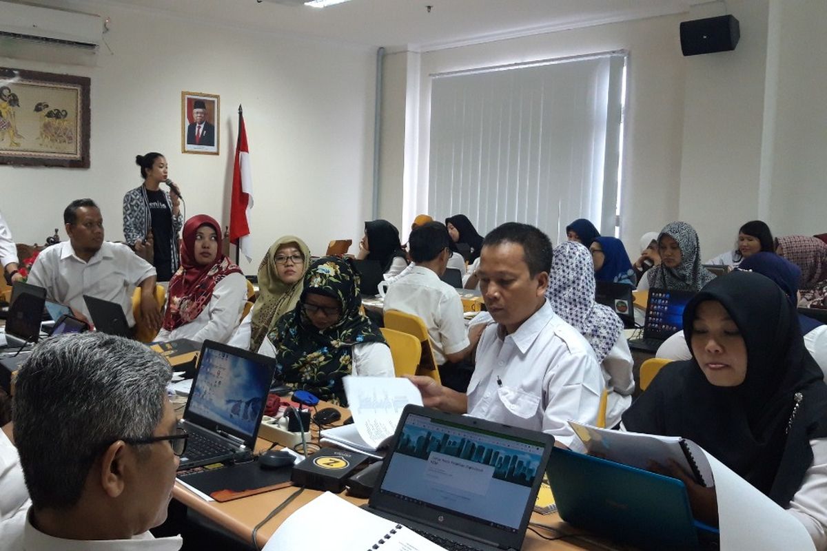 Zenius dan We Are Teacher memberikan pelatihan kepada 32 guru pilihan dari SMP Negeri di Kota Yogyakarta (20/11/2019). Para guru terpilih merupakan pengampu mata pelajaran Bahasa Indonesia, Bahasa Inggris, dan Matematika, dan Ilmu Pengetahuan Alam (IPA).