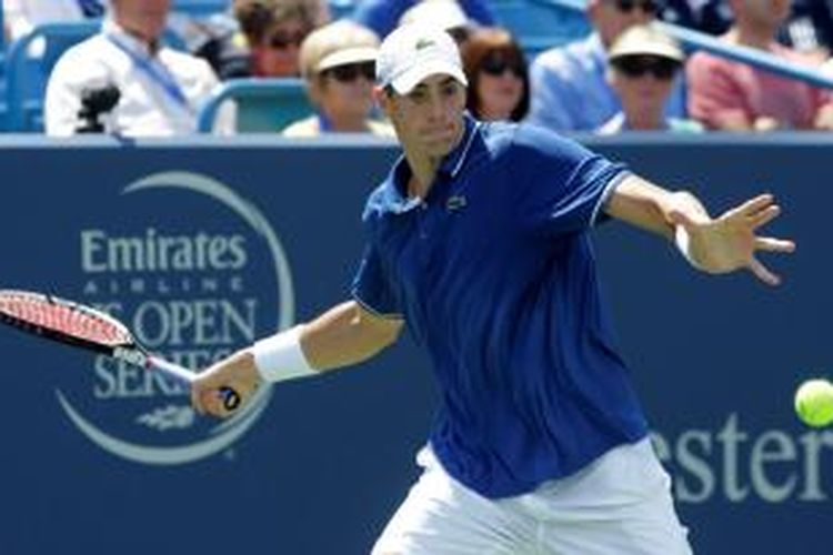 Petenis Amerika Serikat, John Isner, bersiap melakukan pukulan forehand ke arah Novak Djokovic dari Serbia, pada laga perempat final Western & Southern Open di Cincinnati, Jumat (16/8/2013).