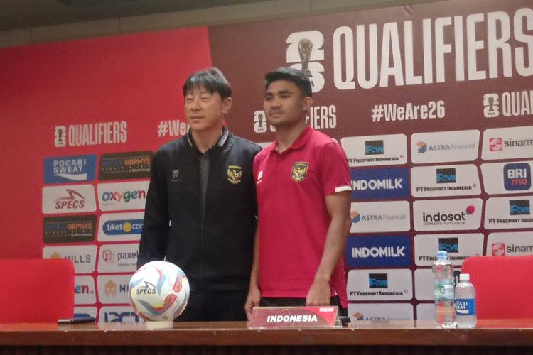 Shin Tae-yong (kiri) dan Asnawi (kanan) menghadiri pre match konferensi pers, di media centre Stadion Utama Gelora Bung Karno (GBK), pada Rabu (11/10/2023). 