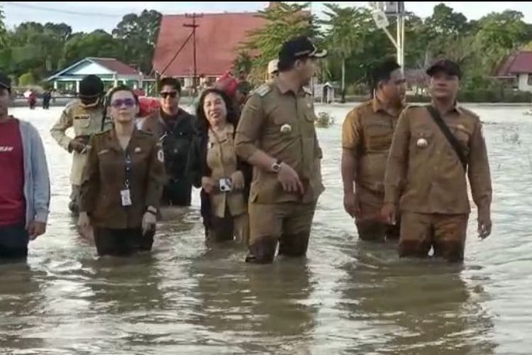 Sebanyak 11 kecamatan dan 58 desa di Kabupaten Kapuas Hulu, Kalimantan Barat (Kalbar) terendam banjir. Kepala Badan Penanggulangan Bencana Daerah (BPBD) Kapuas Hulu Gunawan menerangkan, banjir merendam dengan ketinggian bervariasi, mulai dari 50 sentimeter hingga 1,5 meter. 