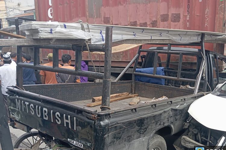 Satu unit truk kontainer gagal menanjak di jembatan Titi Papan, Jalan Platina Raya, Kota Medan pada Selasa (28/1/2025). 