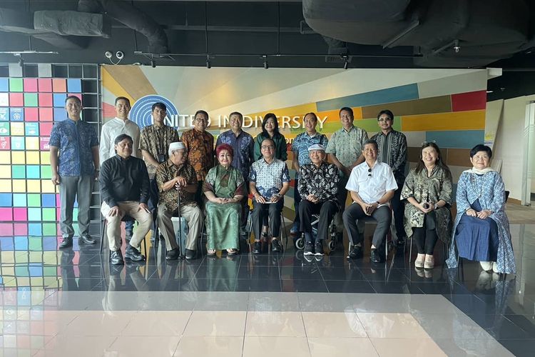 Tantowi Yahya dan para penerima manfaat dari acara lelang lukisan untuk membantu para seniman dan atlet Indonesia yang pernah mengharumkan nama bangsa. 
