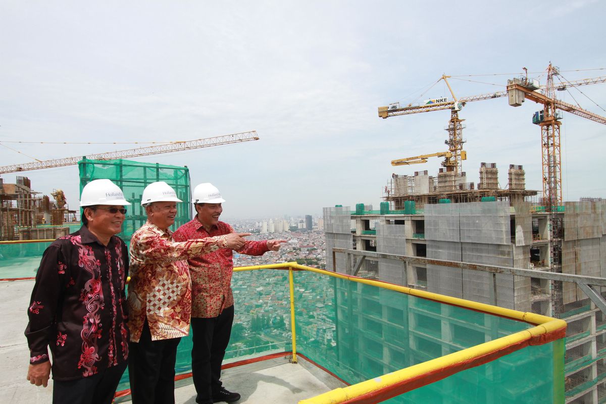 PT Lippo Karawaci Tbk menggelar tutup atap atau topping off Holland Village, Cempaka Putih, Jakarta Pusat, Rabu (29/1/2020).
