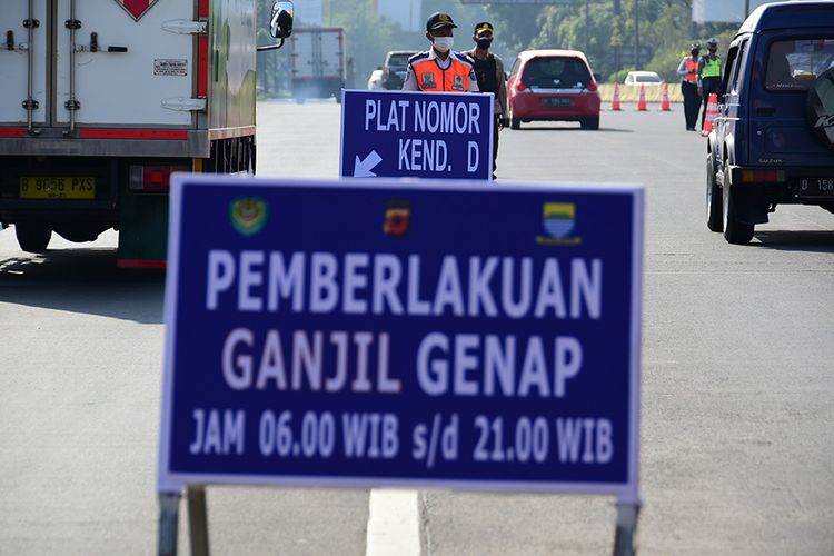 Petugas gabungan dari Polrestabes Bandung dan Dinas Perhubungan Kota Bandung melaksanakan penerapan ganjil genap di depan pintu gerbang Tol Pasteur, Bandung, Jawa Barat, Jumat (3/9/2021). Penerapan ganjil genap di lima titik gerbang tol Kota Bandung ini merupakan salah satu upaya untuk mengendalikan arus kendaraan yang masuk selama akhir pekan guna menekan penyebaran virus corona.