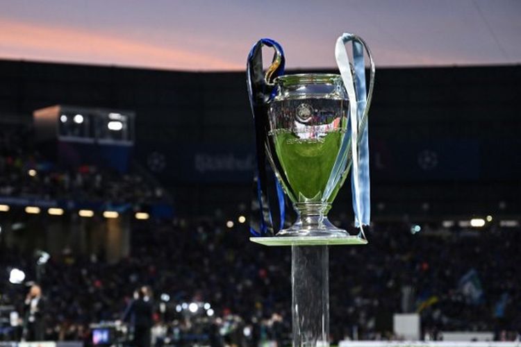 Trofi Liga Champions jelang final Liga Champions yang mempertemukan Man City vs Inter Milan di Ataturk Olympic Stadium, Istanbul, pada 10 Juni 2023. Daftar 32 tim peserta Liga Champions 2023-2024 telah lengkap. Spanyol diwakili oleh lima tim, sedangkan Union Berlin dam Royal Antwerp bakal menjalani debut di fase grup. (Foto oleh Paul ELLIS / AFP)