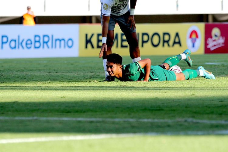 Pemain muda Persebaya Surabaya Marselino Ferdinan tersungkur seusai duel dengan pemain Bali United saat pertandingan pekan ke-8 Liga 1 2022-2023 yang berakhir dengan skor 0-1 di Stadion Gelora Bung Tomo Surabaya, Jumat (2/9/2022) sore.