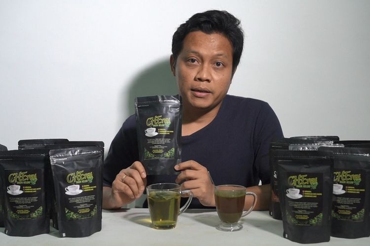 Hosea Benny Setiyono dan produk teh daun kelornya.