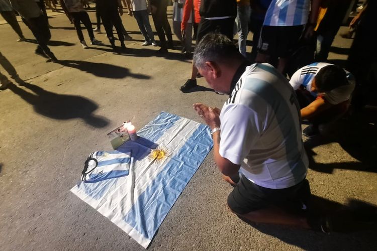 Seorang fans Argentina berdoa menjelang pertandingan semifinal Argentina vs Kroasia di Stadion Lusail, Qatar, Selasa (13/12/2022).