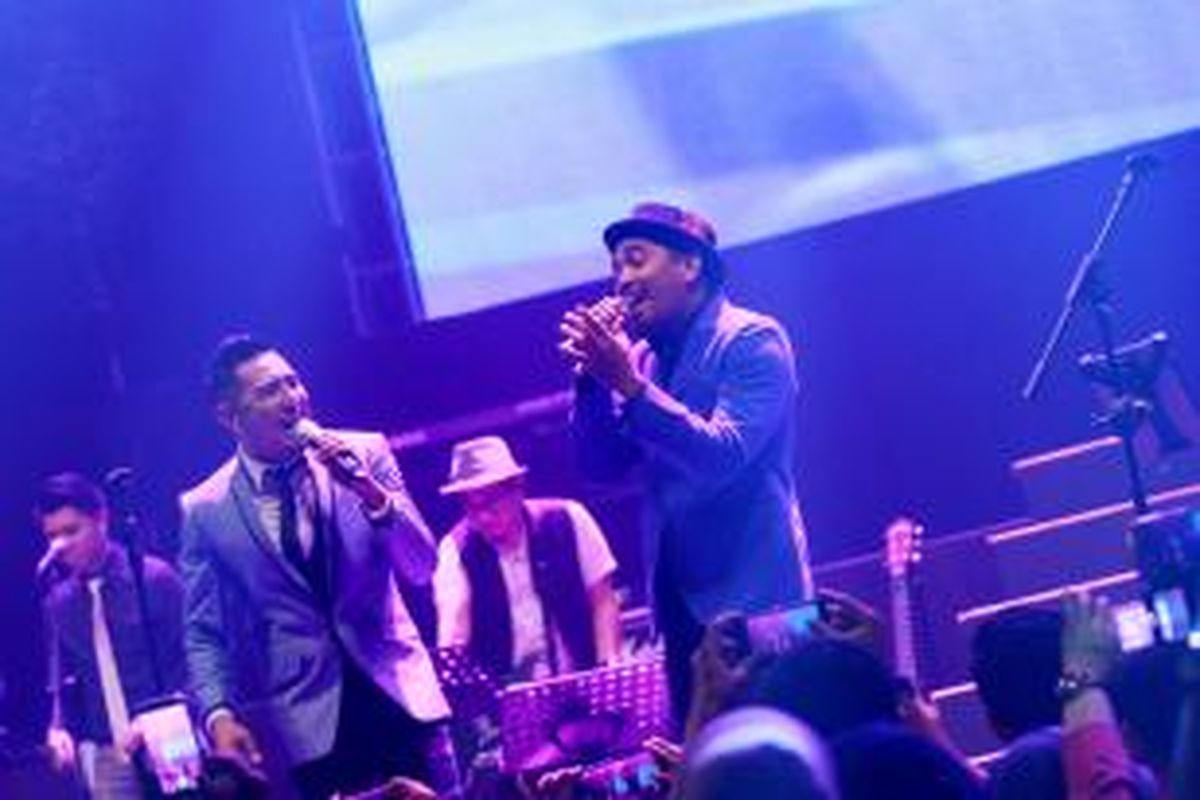 Penyanyi, Rio Febrian tampil bersama Glenn Fredly dalam konser tunggalnya yang bertajuk Love 15 Rio Febrian: Romantic Concert, di Balai Sarbini, Plaza Semanggi, Jakarta Selatan, Rabu (12/8/2015). Konser ini merupakan persembahan Rio untuk menandai 15 tahun kiprahnya di dunia musik Indonesia.