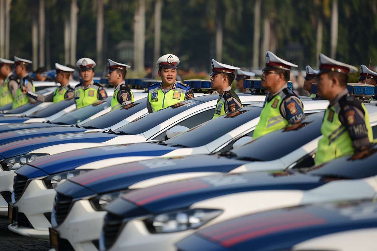 Sejumlah personel Polri mengikuti Apel Konsolidasi Operasi Ketupat Jaya 2019 dan Kesiapan PAM Perselisihan Hasil Pemilihan Umum (PHPU) Mahkamah Konstitusi (MK) di Lapangan Monas, Jakarta, Kamis (13/6/2019). Apel yang diikuti oleh prajurit TNI, Polri, Satpol PP, Dinas Perhubungan dan Pemadam Kebakaran tersebut untuk memastikan kesiapan personel dalam pengamanan sidang PHPU di MK.