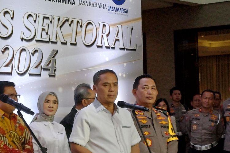 Wakil Menteri Agama (Wamenag) RI Saiful Rahmat Dasuki usai menghadiri Rapat Koordinasi Lintas Sektoral Operasi Ketupat 2024 di Hotel Bidakara, Jakarta, Senin (25/3/2024).