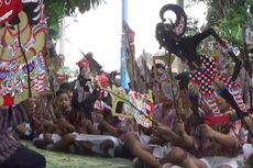 Lestarikan Budaya, Puluhan Siswa SD Main Wayang Bersama di Alun-alun