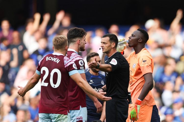 Para pemain West Ham melakukan protes setelah gol Maxwell Cornet dianulir wasit saat menghadapi Chelsea di lanjutan laga Liga Inggris, Sabtu (3/9/2022).