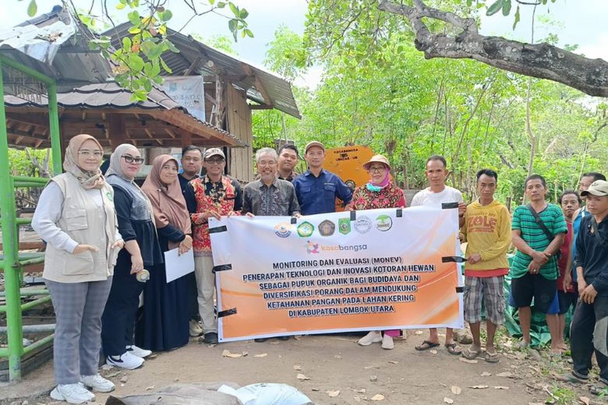Tim Pelaksana Unizar bersama Tim Pendamping UB serta masyarakat. 