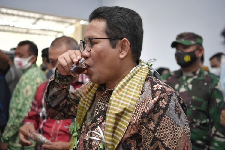 Gus Menteri mencicipi kopi khas daerah saat meninjau Galeri BUMDes Sipatuo Kopi Kurrak Mandar, Desa Kurrak, Kabupaten Polewali Mandar, Sulawesi Barat (Sulbar), Minggu (13/12/2020).