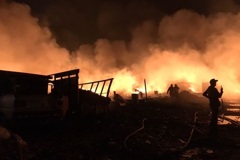 Api Melalap Kawasan Pabrik Daur Ulang Plastik di Kamal Muara