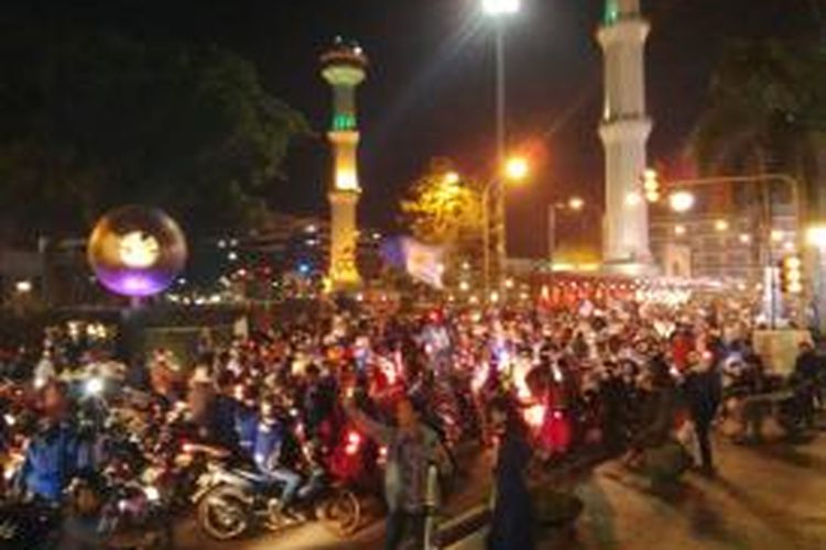 Jutaan Bobotoh Persib Bandung memenuhi berkonvoi memadati Jalan Asia Afrika, Bandung, merayakan kemenangan Persib Bandung, menjadi juara Piala Presiden 2015.