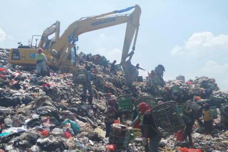 Tumpukan sampah TPST Bantargebang Longsor