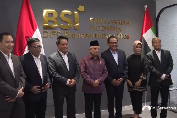 Wakil Presiden Ma'ruf Amin meninjau kantor Bank Syariah Indonesia (BSI) di Dubai di sela-sela kunjungan kerjanya di Uni Emirat Arab (UEA), Jumat (4/11/2022). 