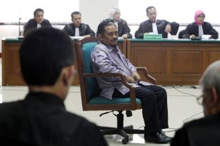 Terdakwa Luthfi Hasan Ishaaq (tengah) menjalani sidang perdananya di Pengadilan Tindak Pidana Korupsi Jakarta, Senin (24/6/2013). Luthffi diajukan ke pengadilan karena diduga terlibat dalam kasus suap kuota impor daging sapi di Kementrian Pertanian.