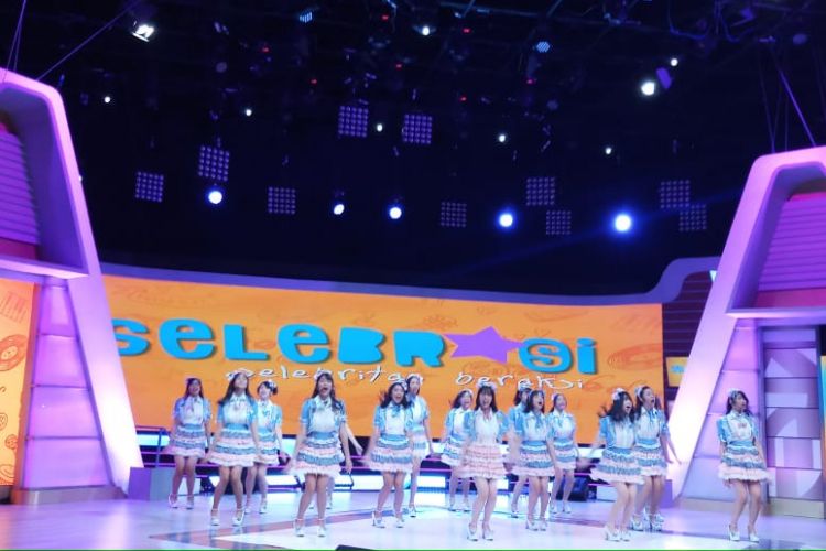 Sebanyak 16 member JKT48 membawakan Everyday Kachuusha dalam Selebrasi JKT48. Live streaming ini  ditayangkan di FB Kompas.com pada Selasa (26/6/2018) siang.